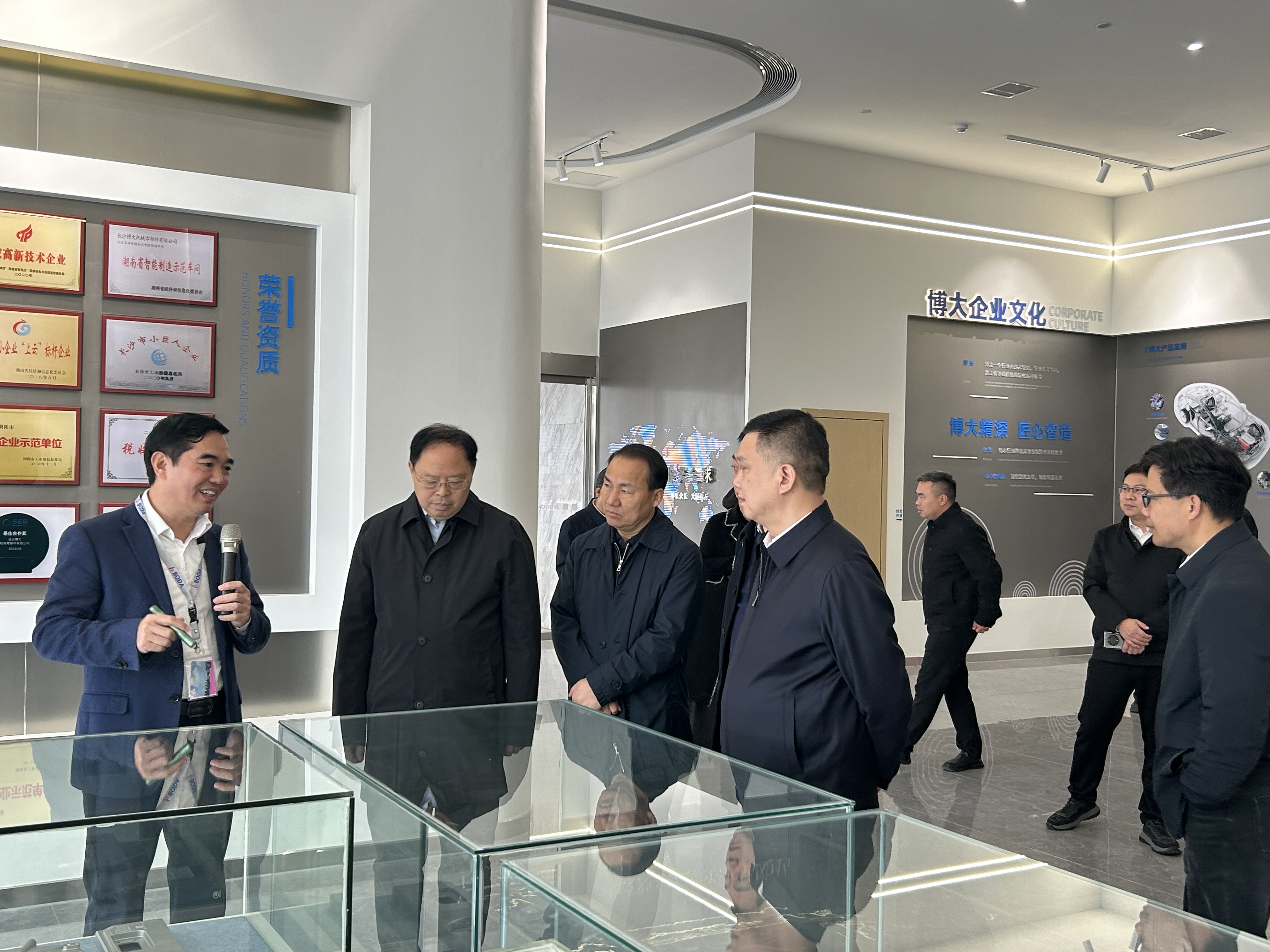 湖南省人大常委會黨組副書記、副主任張劍飛一行來博大科工調(diào)研